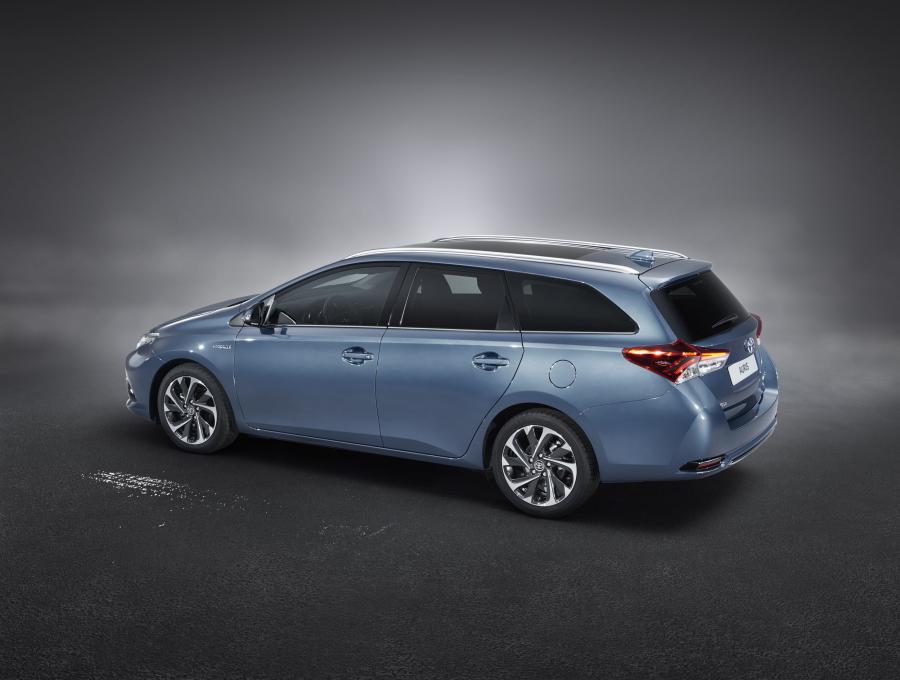  Toyota Auris Touring Sports Hybrid 2015 года  (фото 2 из 9)